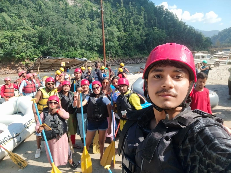 Team of Manchala Mushafir posing for photo after river rafting at rishikesh