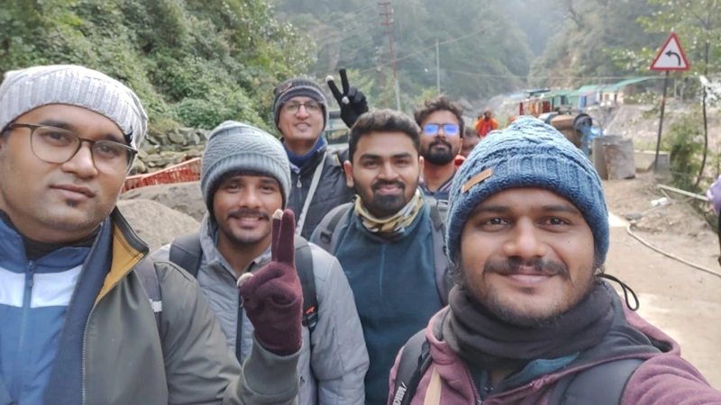 Group photo of manchala mushafir customer visiting to Badrinath Temple