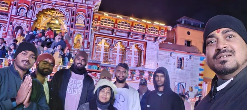 Group photo of manchala mushafir customers in front of Badrinath Temple