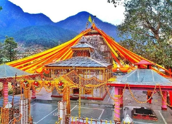 Kashi Vishwanath Temple of Uttarkashi is decorated beautifully for the pooja