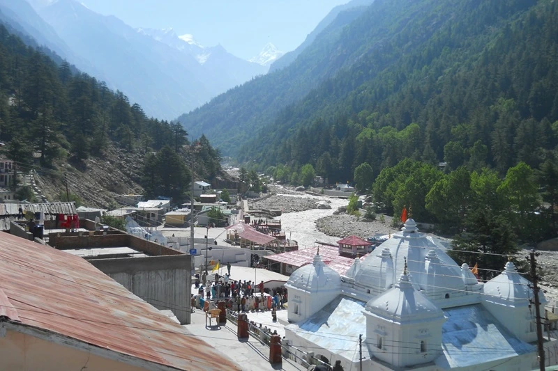 Located at the origin of river ganga, Gangotri temple is one of the most beautiful temple in Uttarakhand