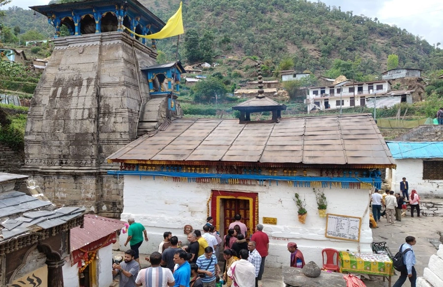 A long line of devotees in front of Triyuginarayan temple, another important place to visit in Uttarakhand