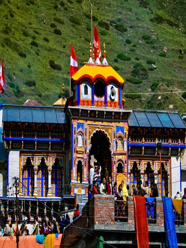 Group photo of customers of Manchala Mushafir at Yamunotri temple on chardham yatra