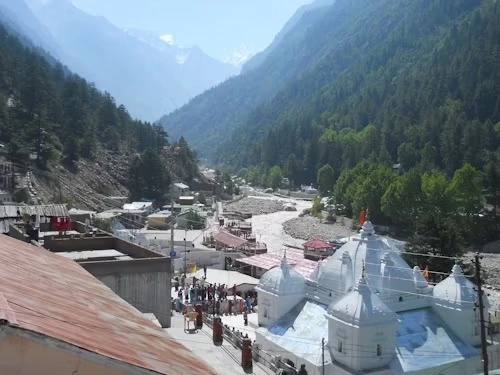 Yamunotri temple wide view