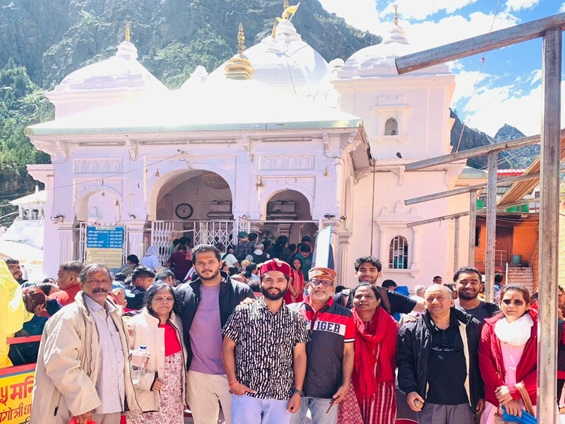 Customers posing outside the Badrinath temple after completing their chardham yatra package with Manchala Mushafir