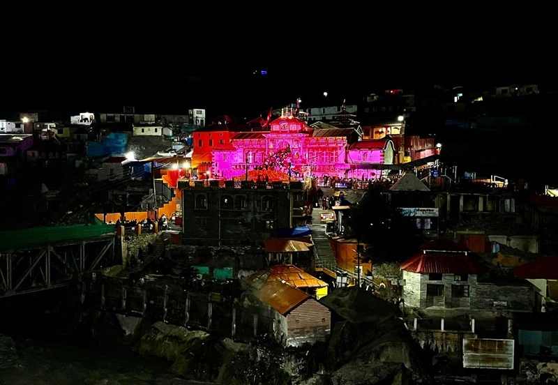 Beautiful view of Badrinath temple during night time of do dham yatra