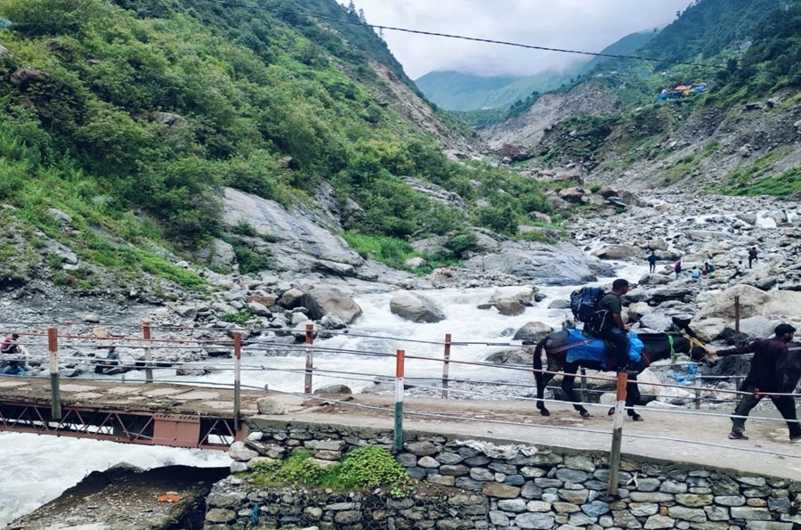 Devotees going to Kedarnath temple while on Do dham tour