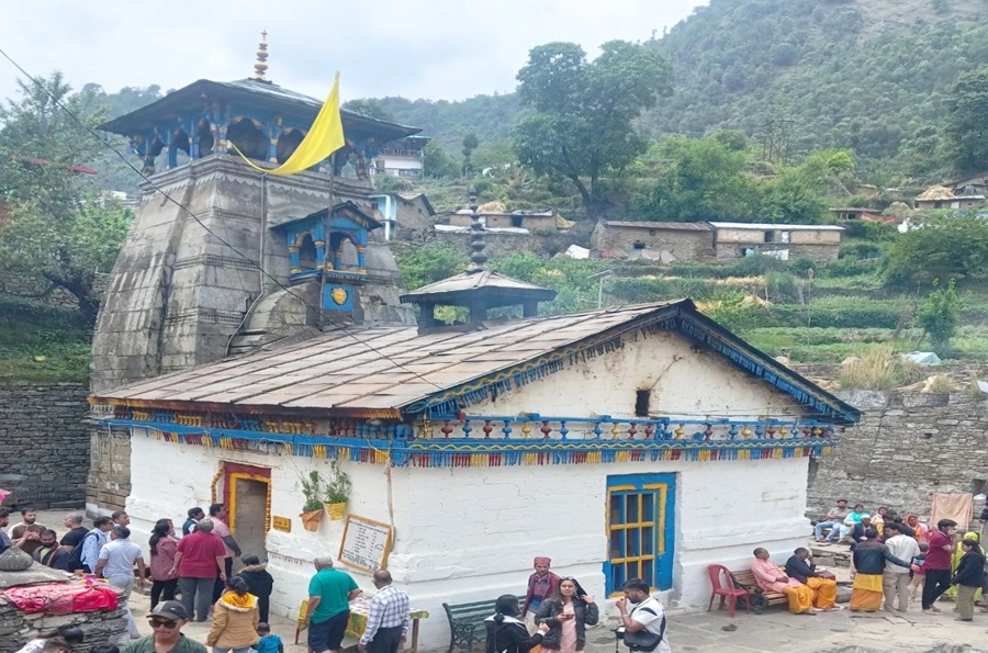 Triyuginarayan temple outside image