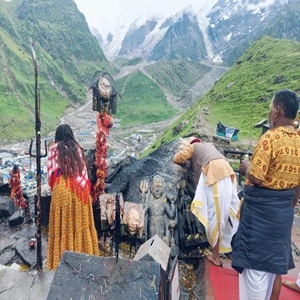 Bhairavnath temple, located at a distance of just 800 meters from the temple, a perfect place to get a bird view of the valley during Kedarnath trek