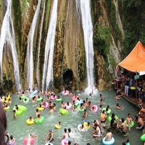 People enjoying at kempty fall during sightseeing on char dham trip