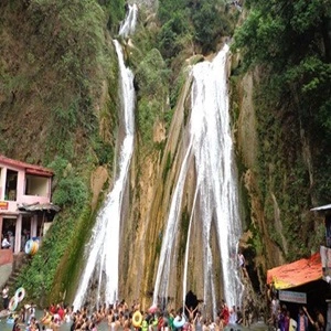 Wide view of Kempty fall